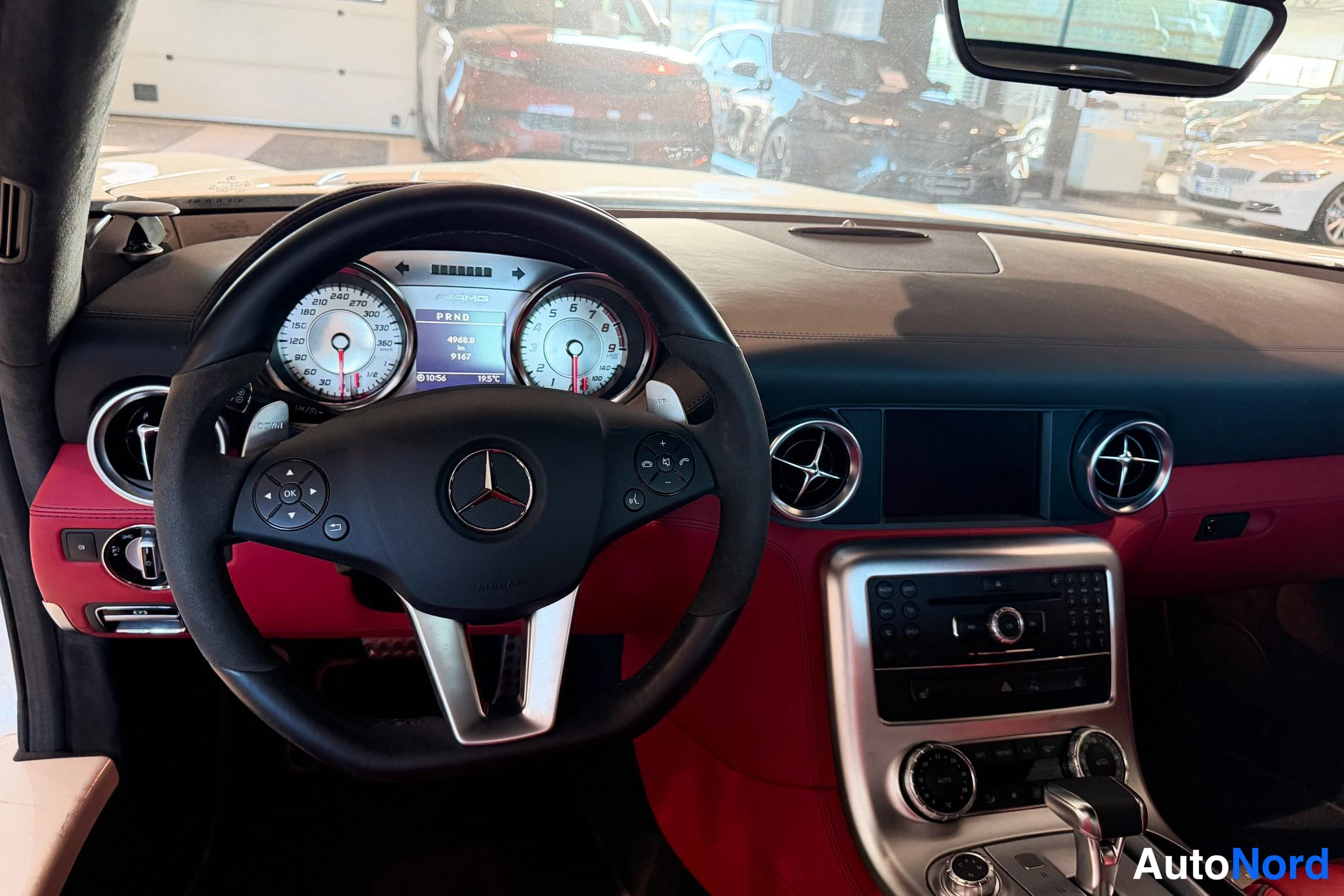 Punainen Mercedes-Benz SLS AMG 2010, ohjaamo, kuva 21