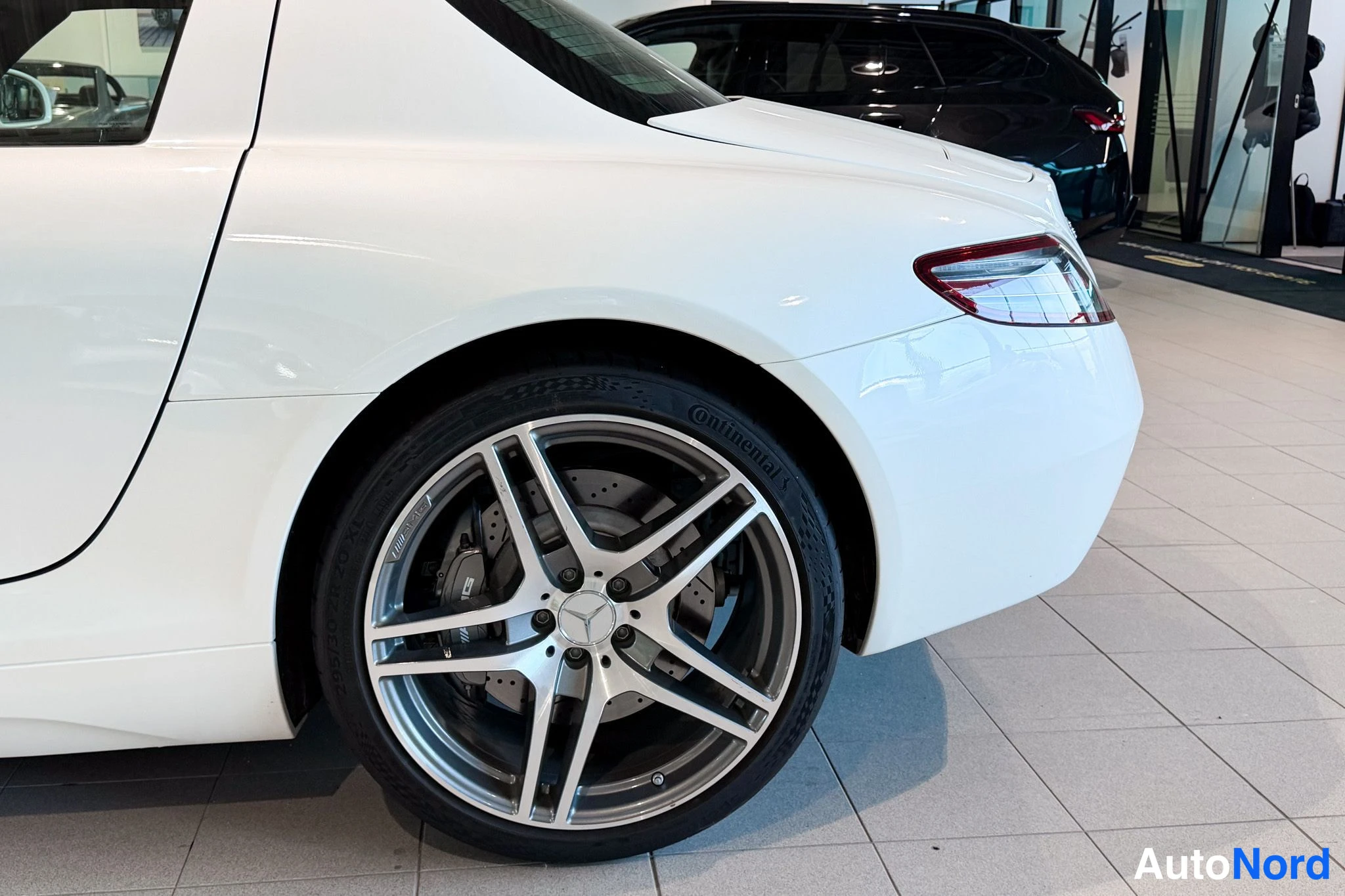 Punainen Mercedes-Benz SLS AMG 2010, yksityiskohta, kuva 26