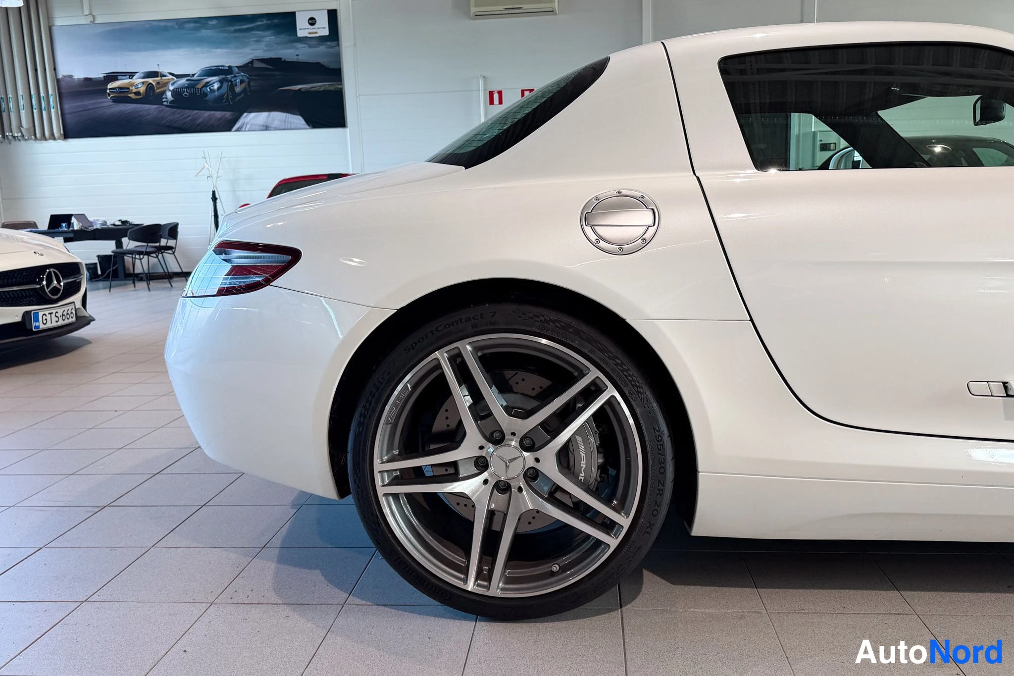 Punainen Mercedes-Benz SLS AMG 2010, takaviisto, kuva 14