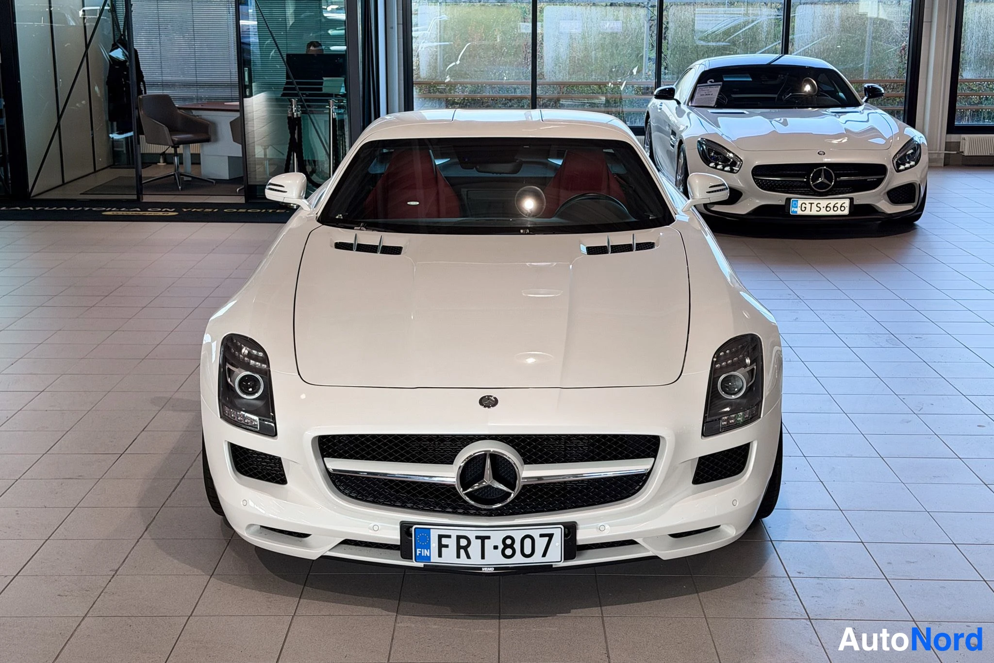 Punainen Mercedes-Benz SLS AMG 2010, edestä, kuva 7