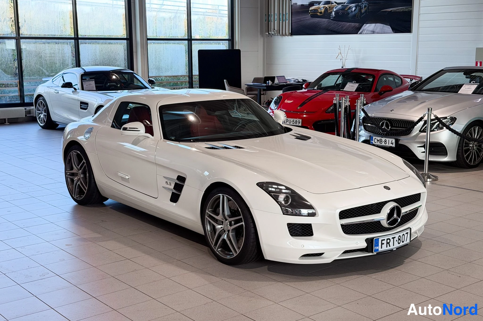 Punainen Mercedes-Benz SLS AMG 2010, etuviisto, keula oikealle, kuva 4