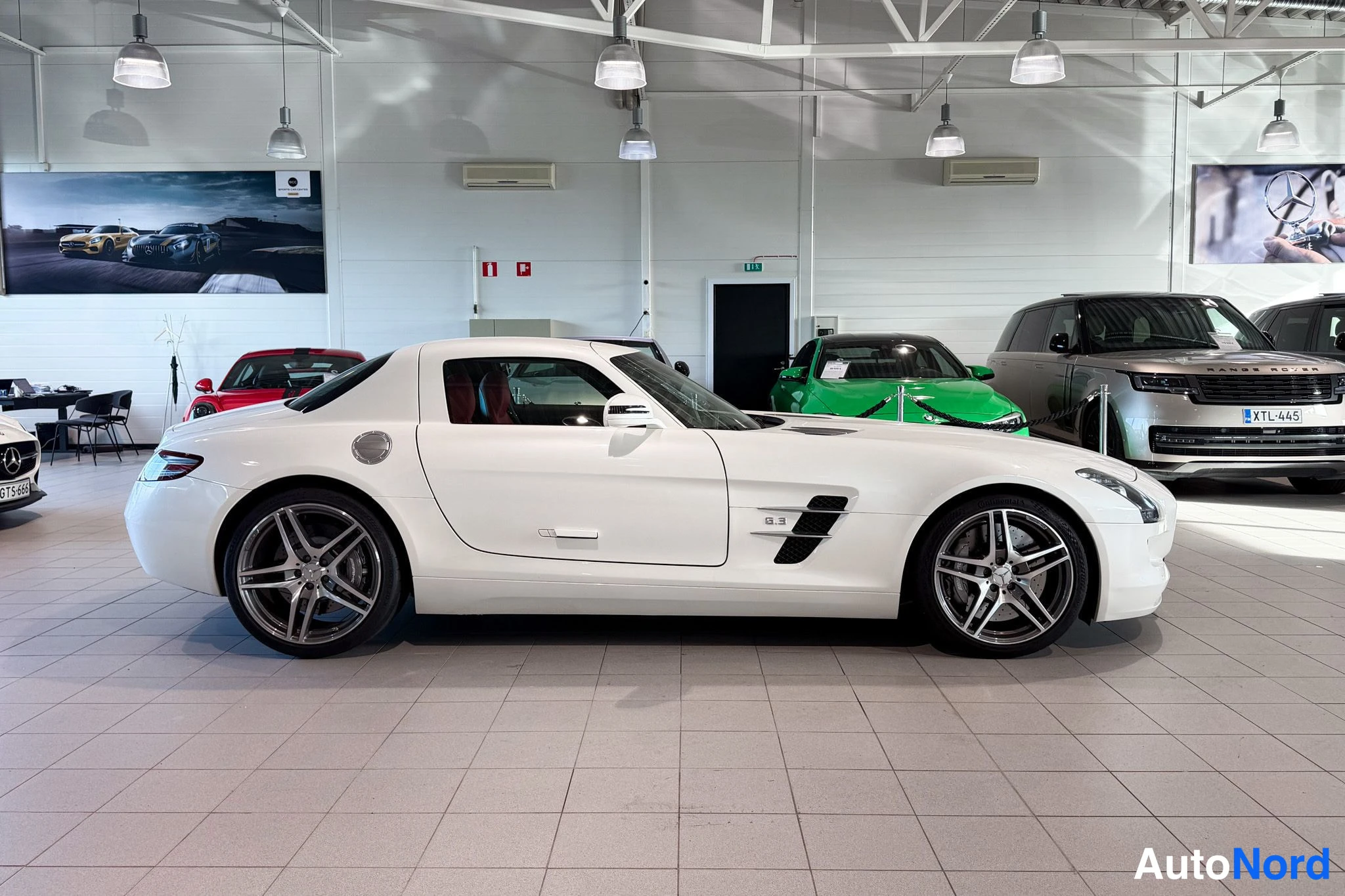 Punainen Mercedes-Benz SLS AMG 2010, sivulta, kuva 10