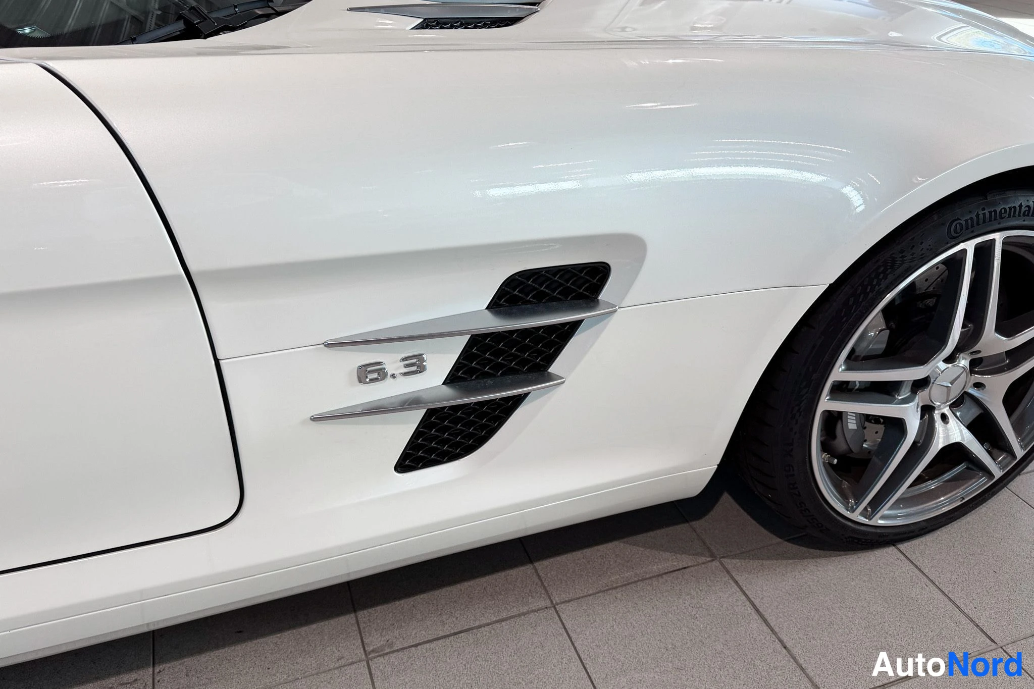 Punainen Mercedes-Benz SLS AMG 2010, yksityiskohta, kuva 27