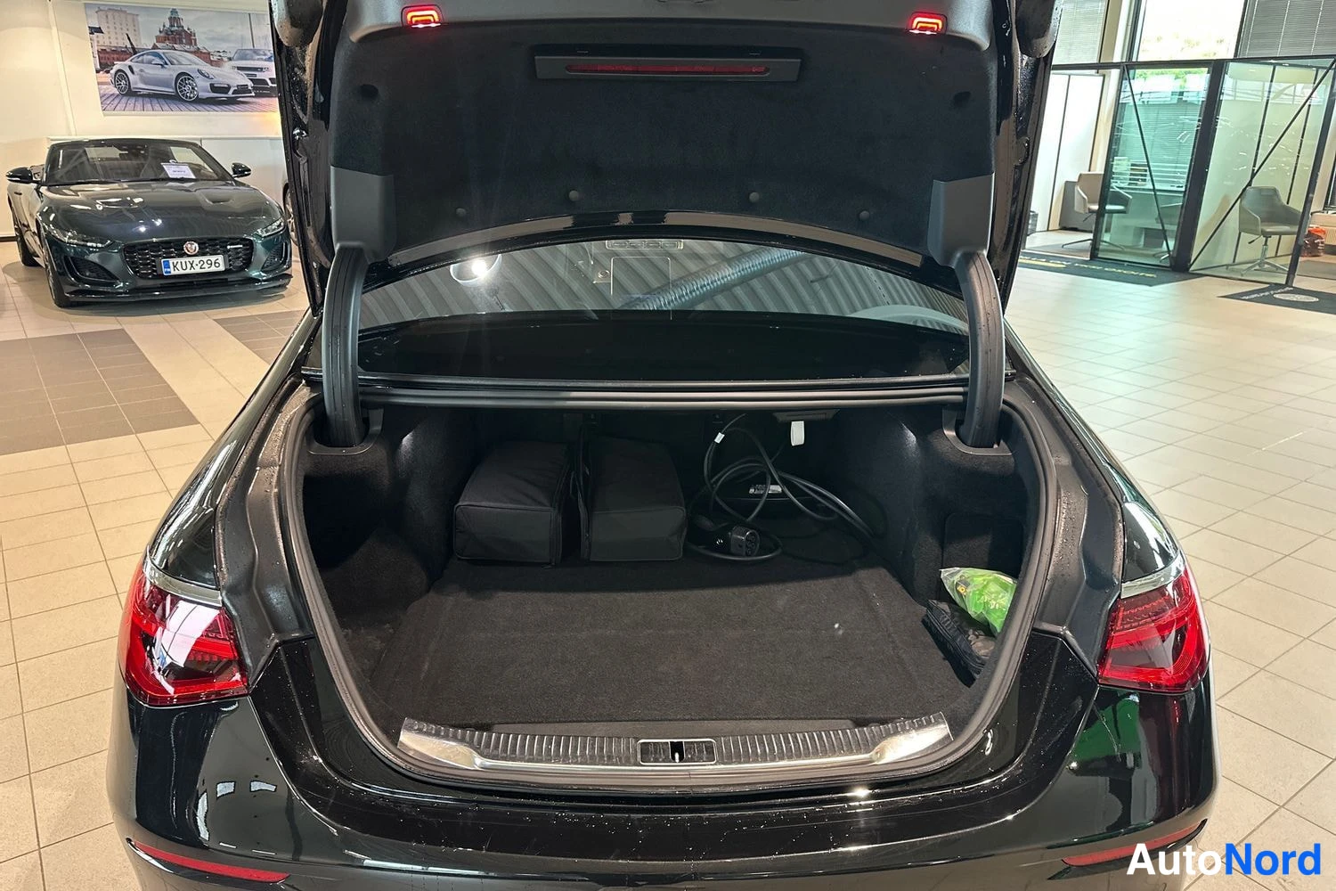 Musta Mercedes-Benz S 2022, tavaratila, kuva 12