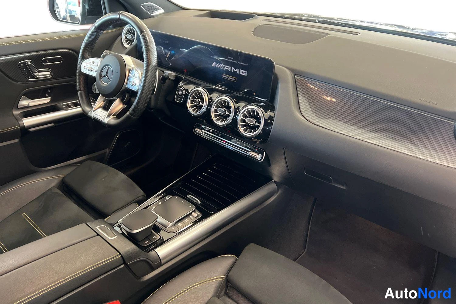 Harmaa Mercedes-Benz GLA 2023, ohjaamo, kuva 9
