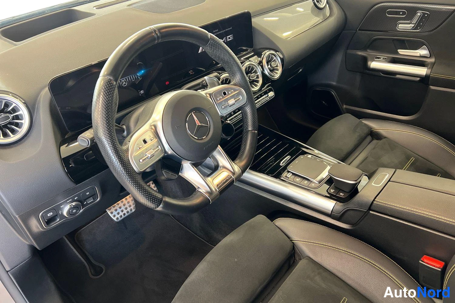 Harmaa Mercedes-Benz GLA 2023, ohjaamo, kuva 6