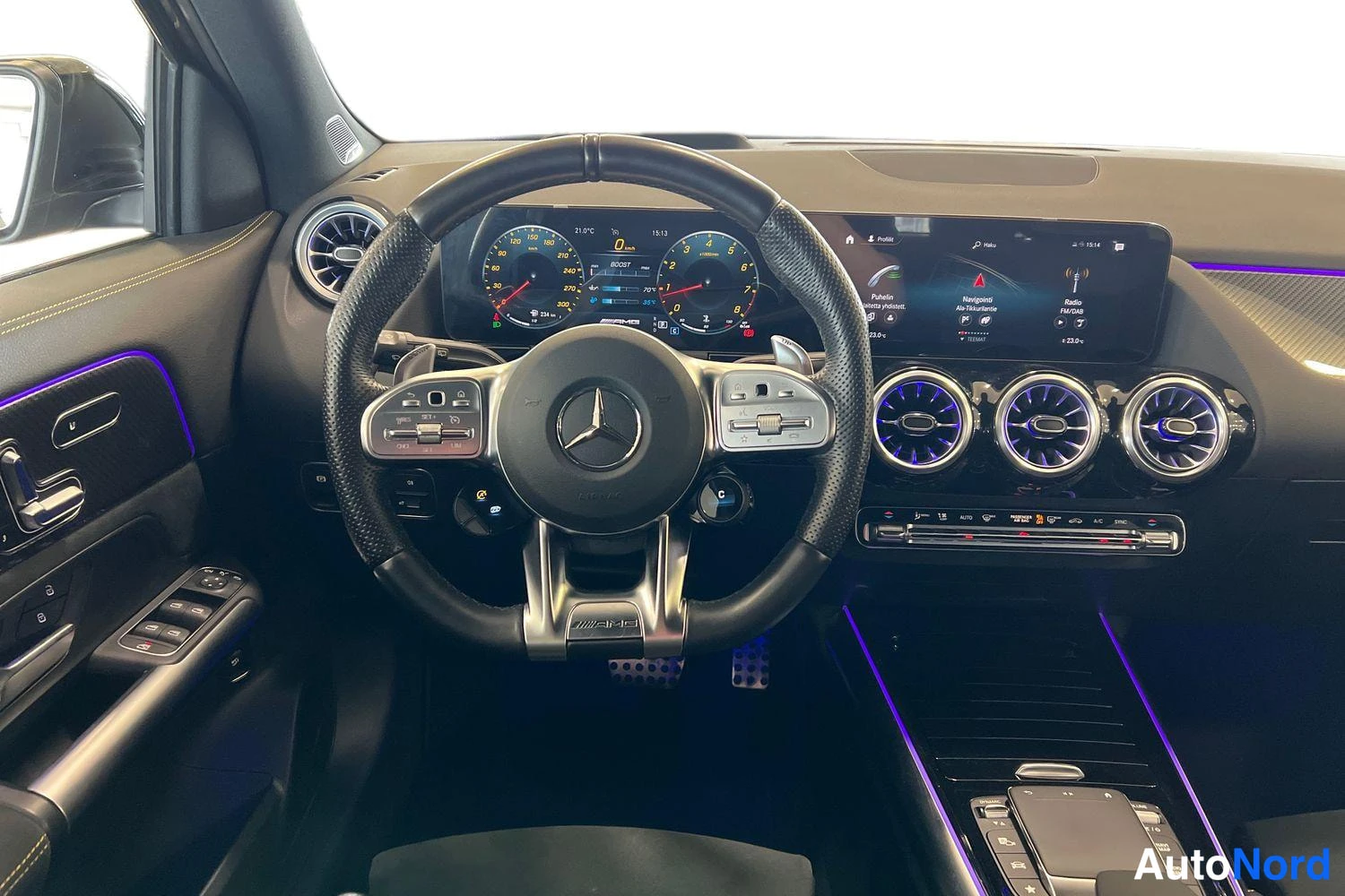 Harmaa Mercedes-Benz GLA 2023, ohjaamo, kuva 7