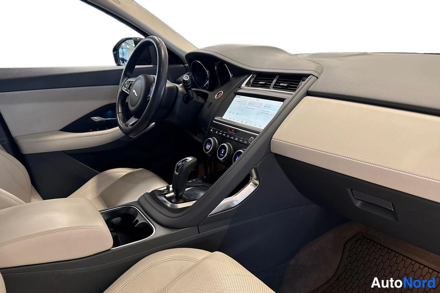 Punainen Jaguar E-Pace 2019, ohjaamo, kuva 8