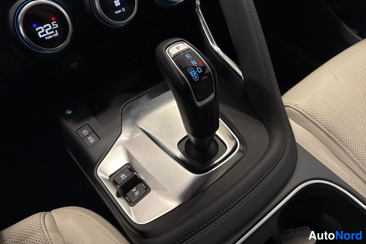 Punainen Jaguar E-Pace 2019, yksityiskohta, kuva 14