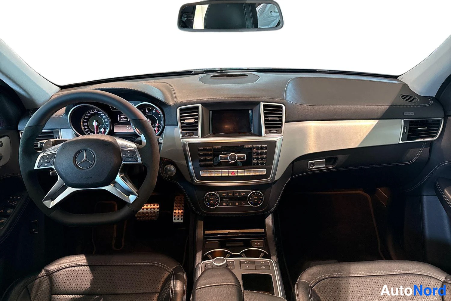 Harmaa Mercedes-Benz ML 2012, ohjaamo, kuva 8