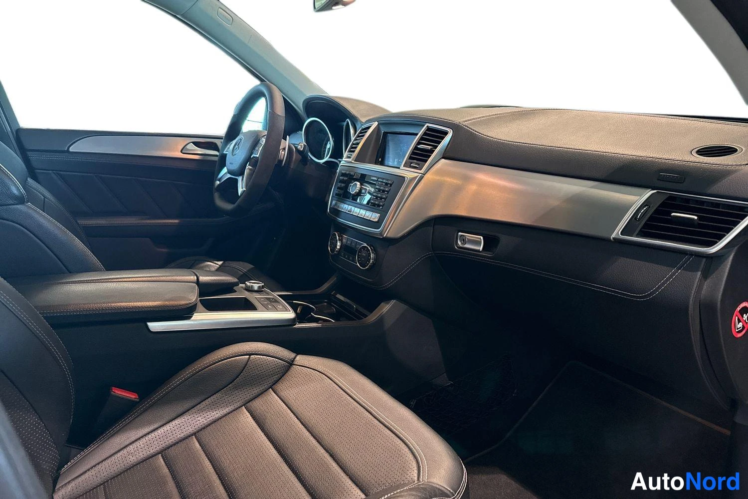Harmaa Mercedes-Benz ML 2012, etuistuimet, kuva 10