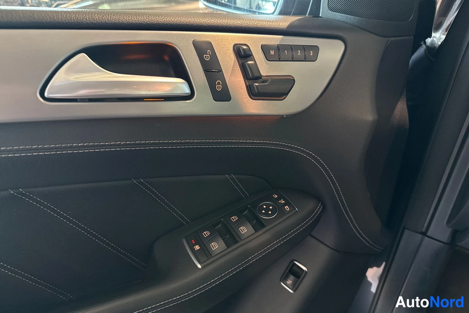 Harmaa Mercedes-Benz ML 2012, yksityiskohta, kuva 16