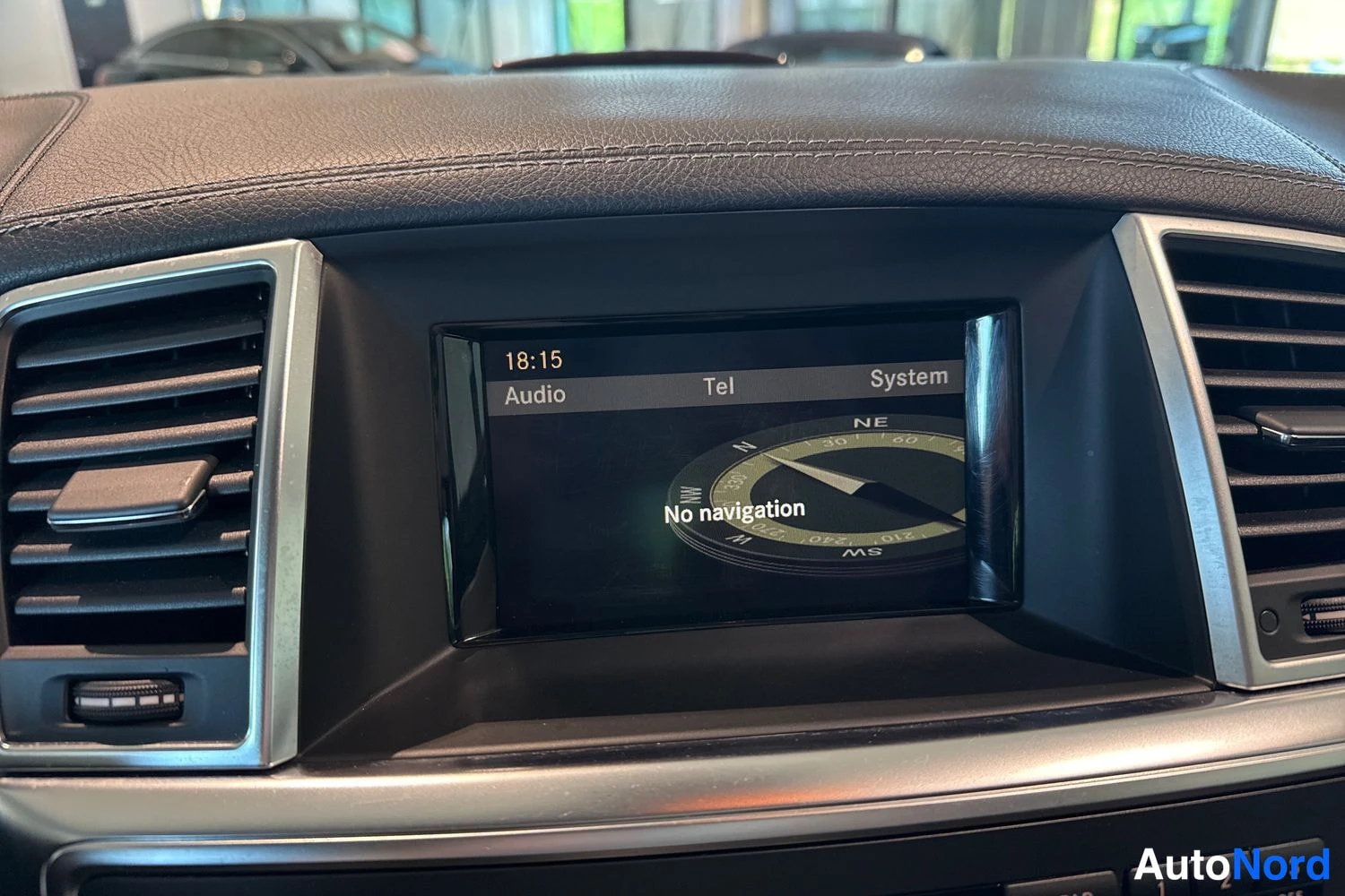 Harmaa Mercedes-Benz ML 2012, yksityiskohta, kuva 18