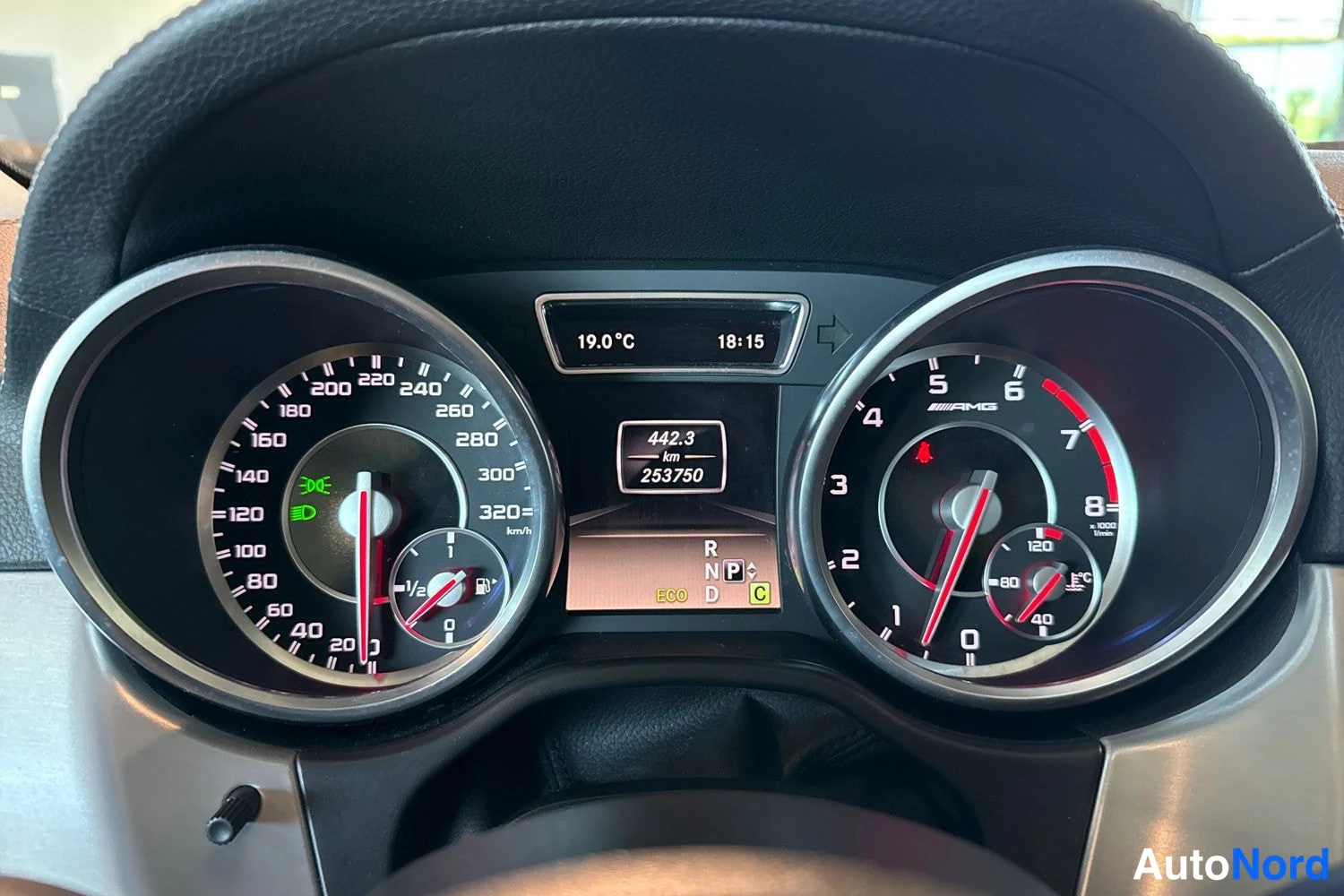 Harmaa Mercedes-Benz ML 2012, yksityiskohta, kuva 20