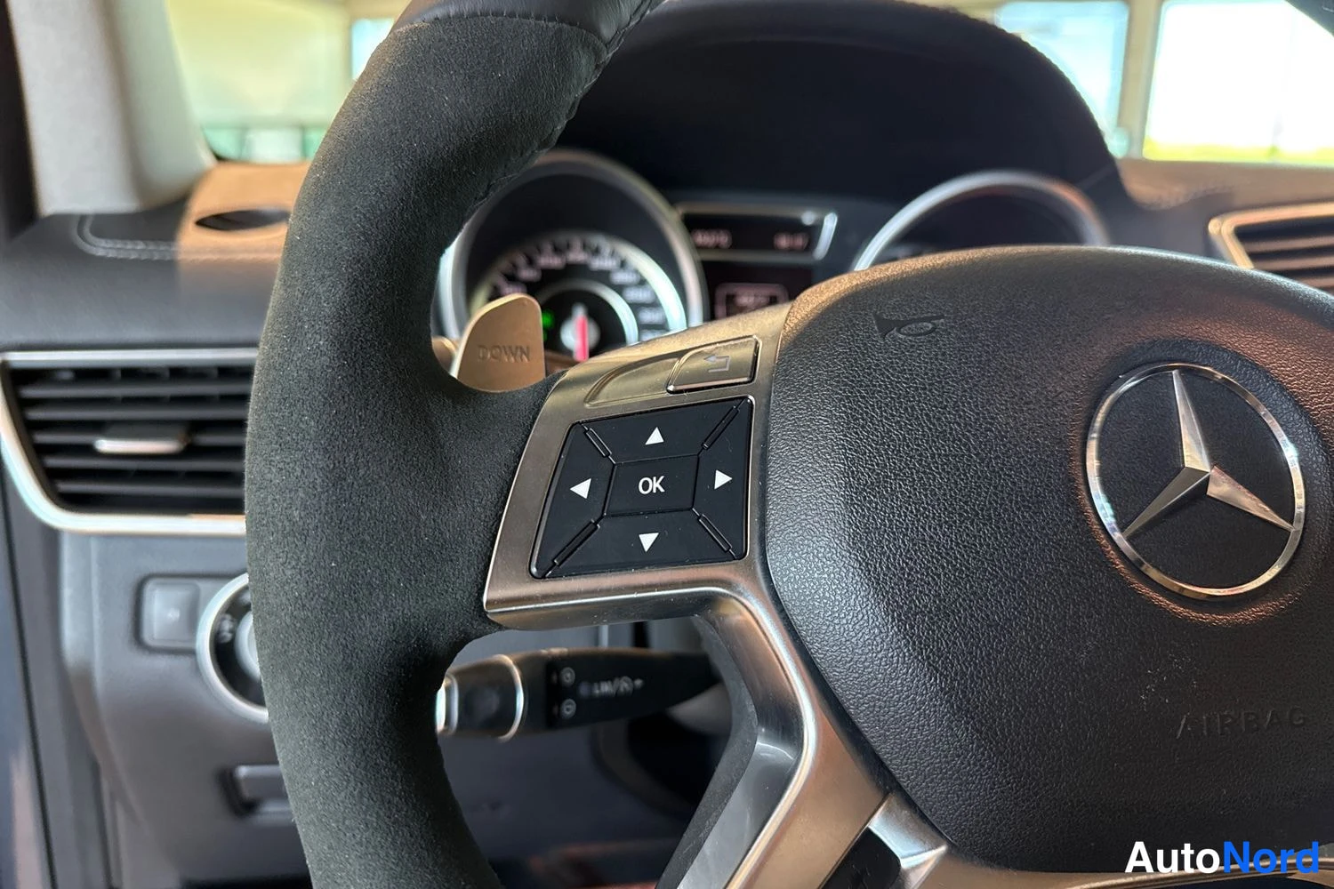 Harmaa Mercedes-Benz ML 2012, yksityiskohta, kuva 21