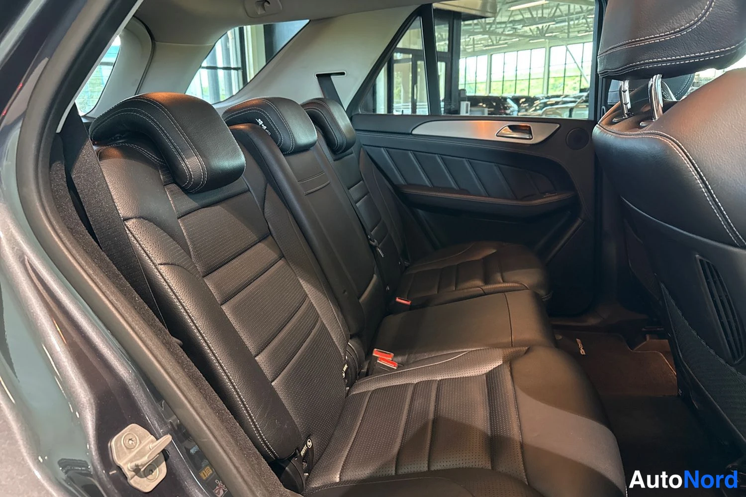 Harmaa Mercedes-Benz ML 2012, takaistuimet, kuva 11