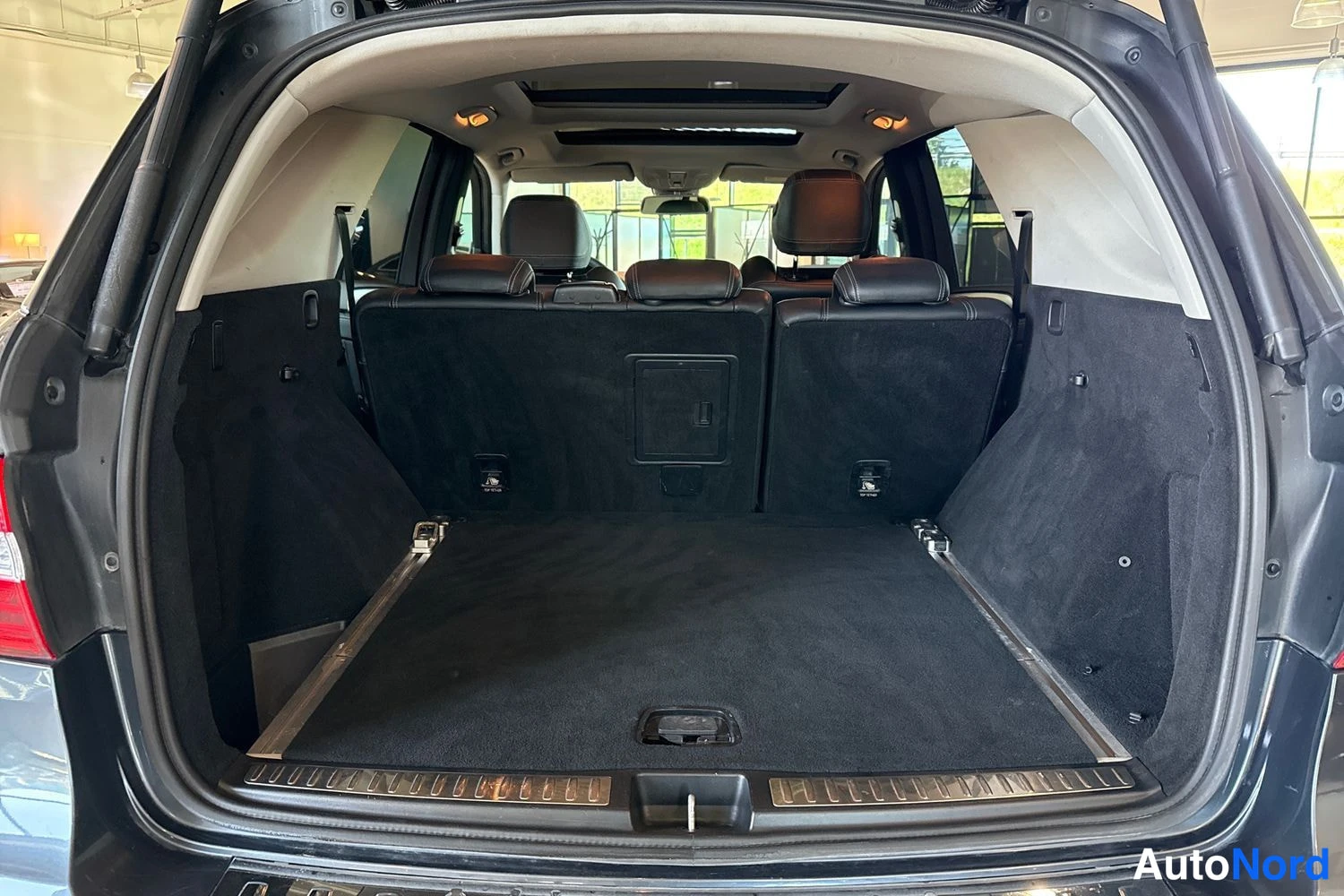 Harmaa Mercedes-Benz ML 2012, tavaratila, kuva 12