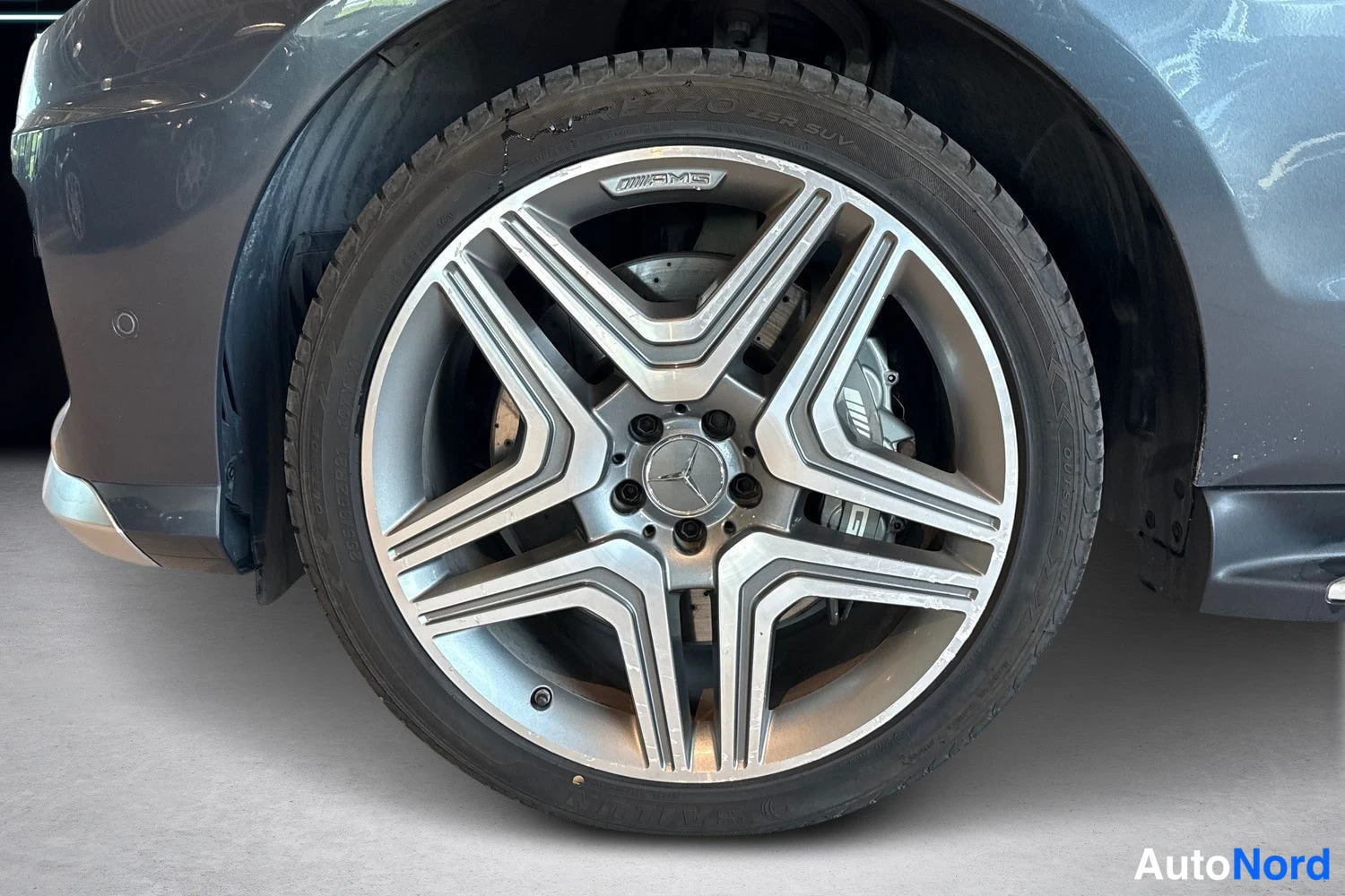 Harmaa Mercedes-Benz ML 2012, yksityiskohta, kuva 13
