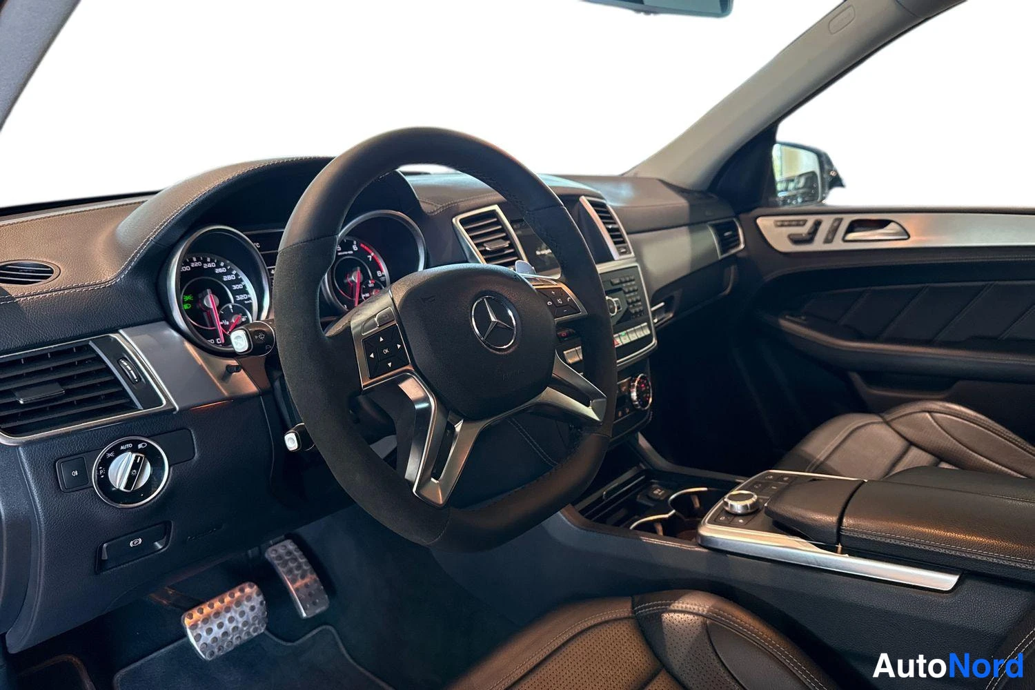 Harmaa Mercedes-Benz ML 2012, ohjaamo, kuva 6