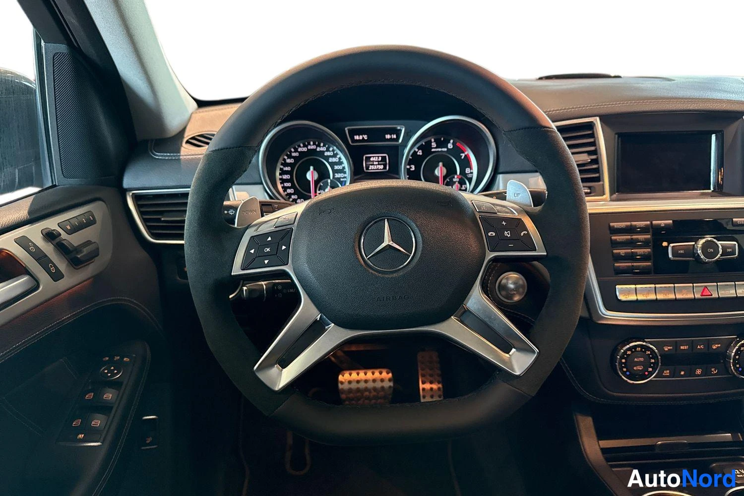 Harmaa Mercedes-Benz ML 2012, ohjaamo, kuva 7