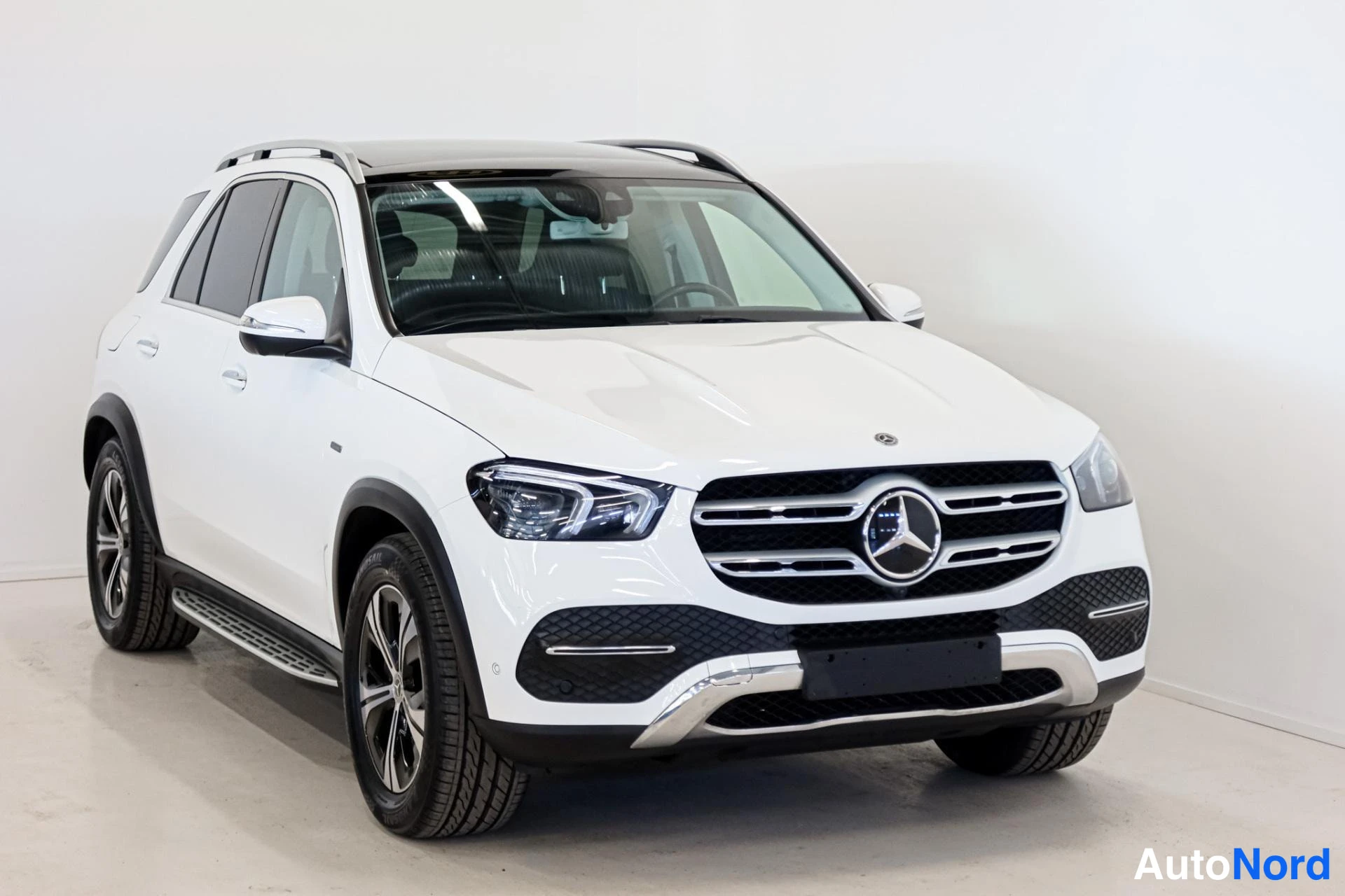 Valkoinen Mercedes-Benz GLE 350 de 4MATIC 2020, etuviisto, keula oikealle, kuva 4