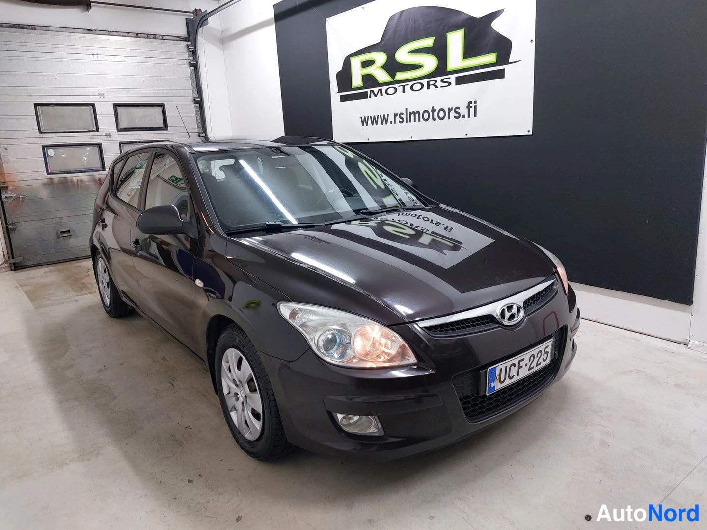 Ruskea Hyundai i30 2008, etuviisto, keula oikealle, kuva 3