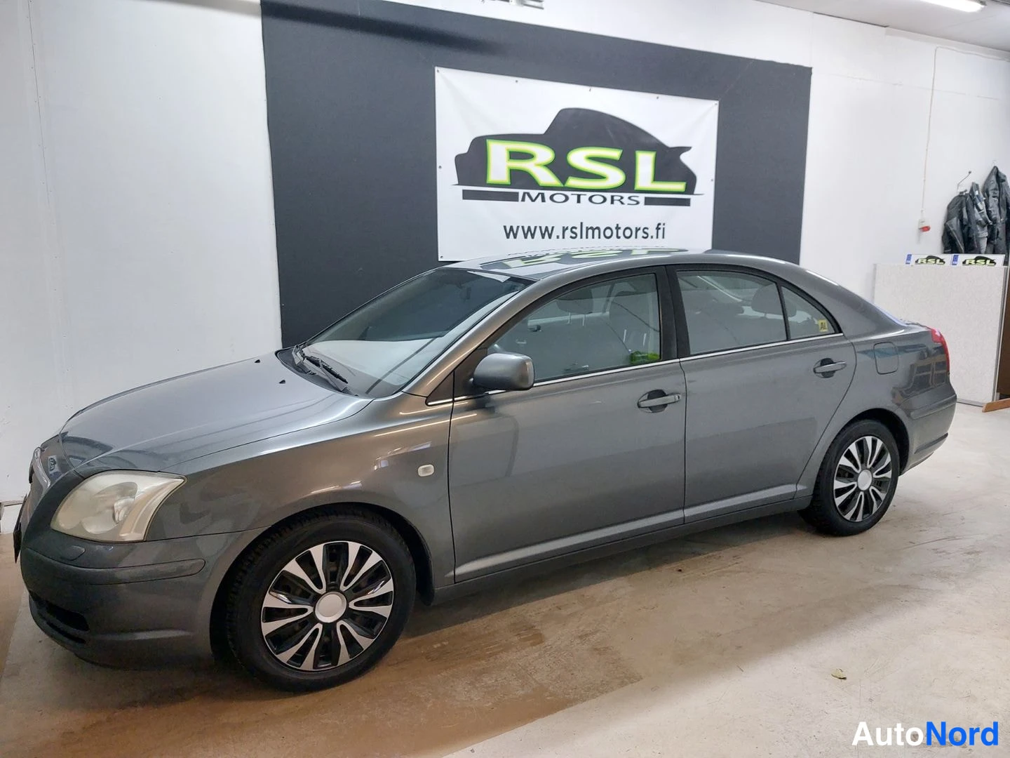 Harmaa Toyota Avensis 2005, etuviisto, keula vasemmalle, kuva 2