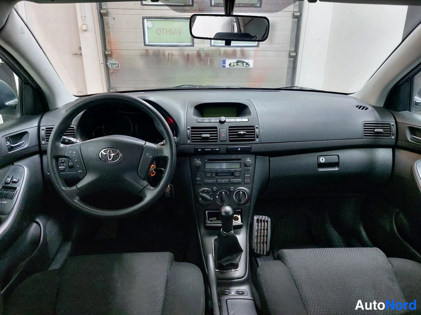 Harmaa Toyota Avensis 2005, kuva 12
