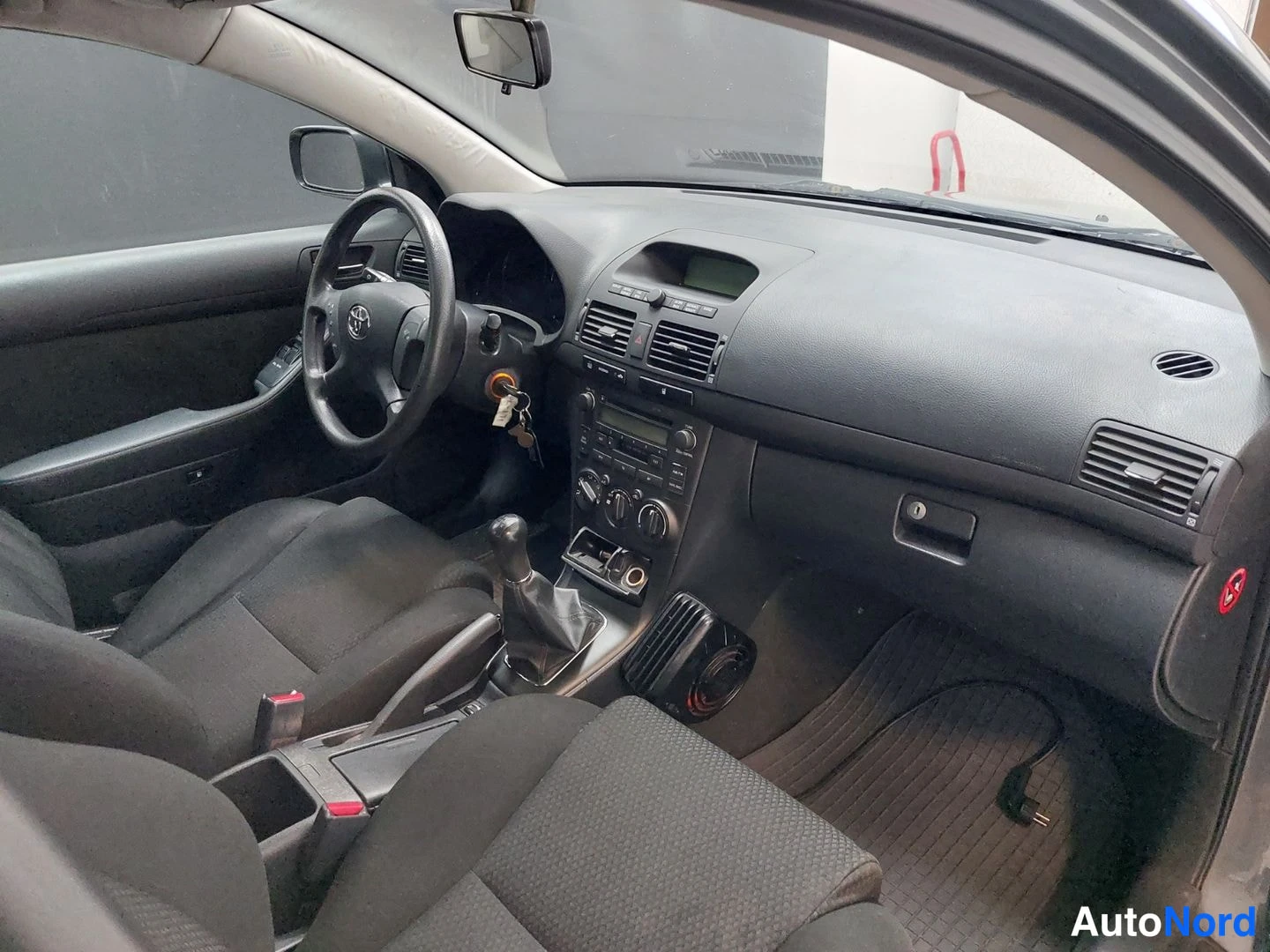 Harmaa Toyota Avensis 2005, kuva 14