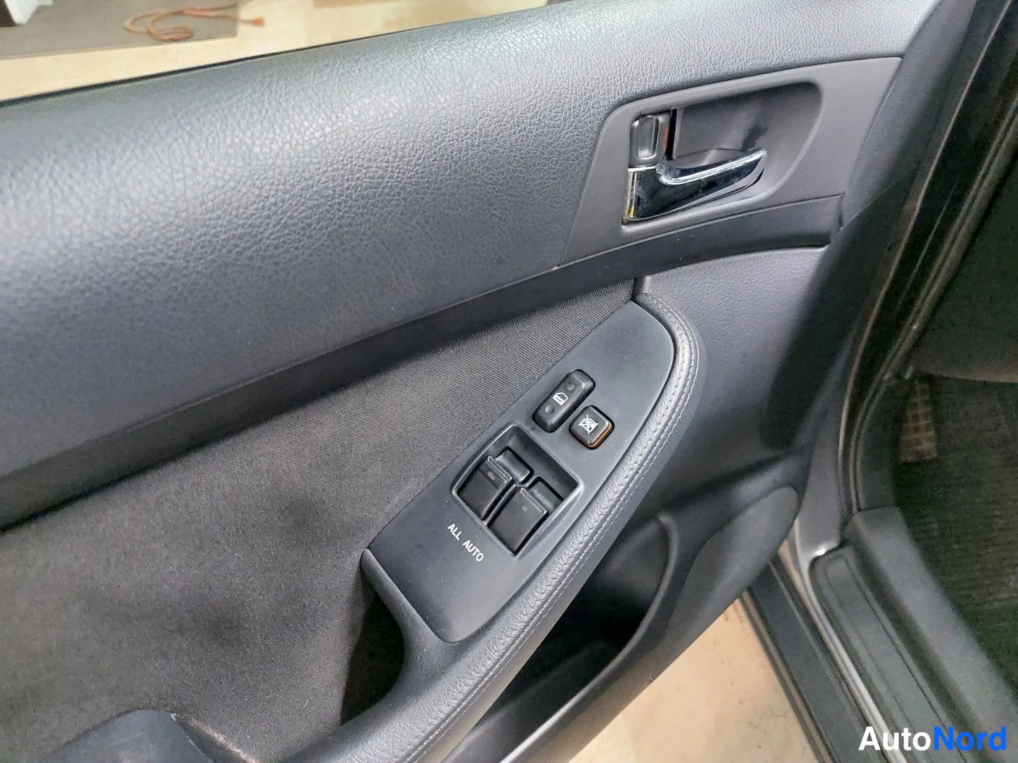Harmaa Toyota Avensis 2005, kuva 18