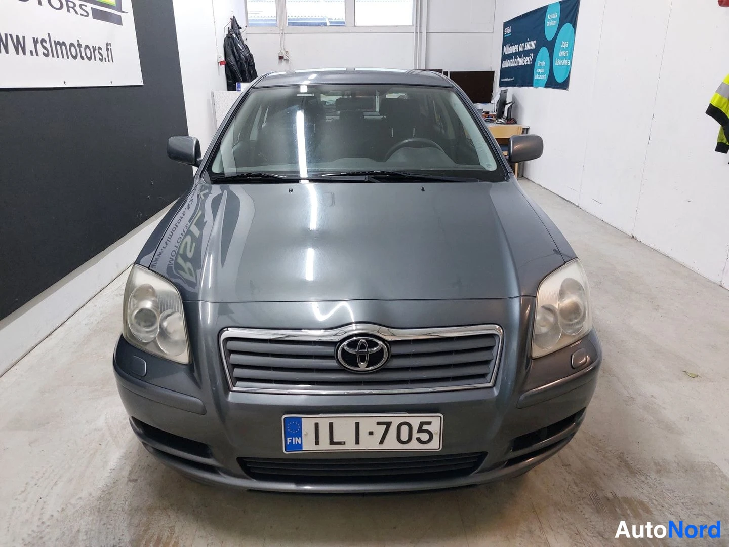 Harmaa Toyota Avensis 2005, edestä, kuva 4