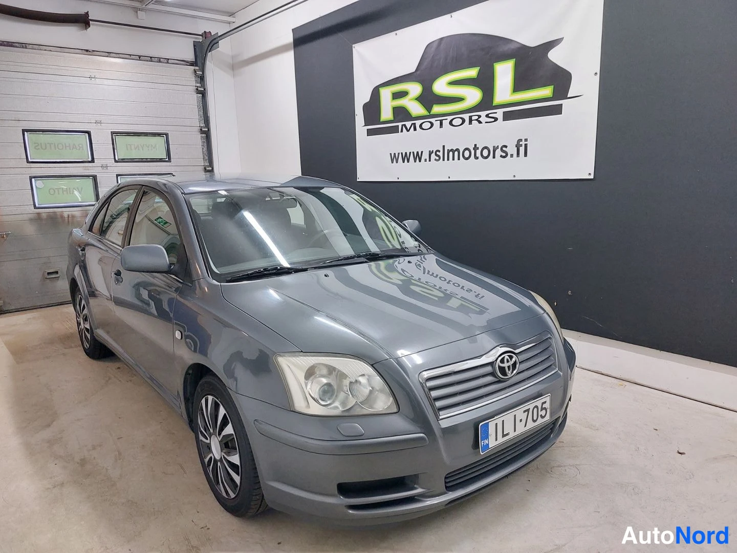 Harmaa Toyota Avensis 2005, etuviisto, keula oikealle, kuva 3
