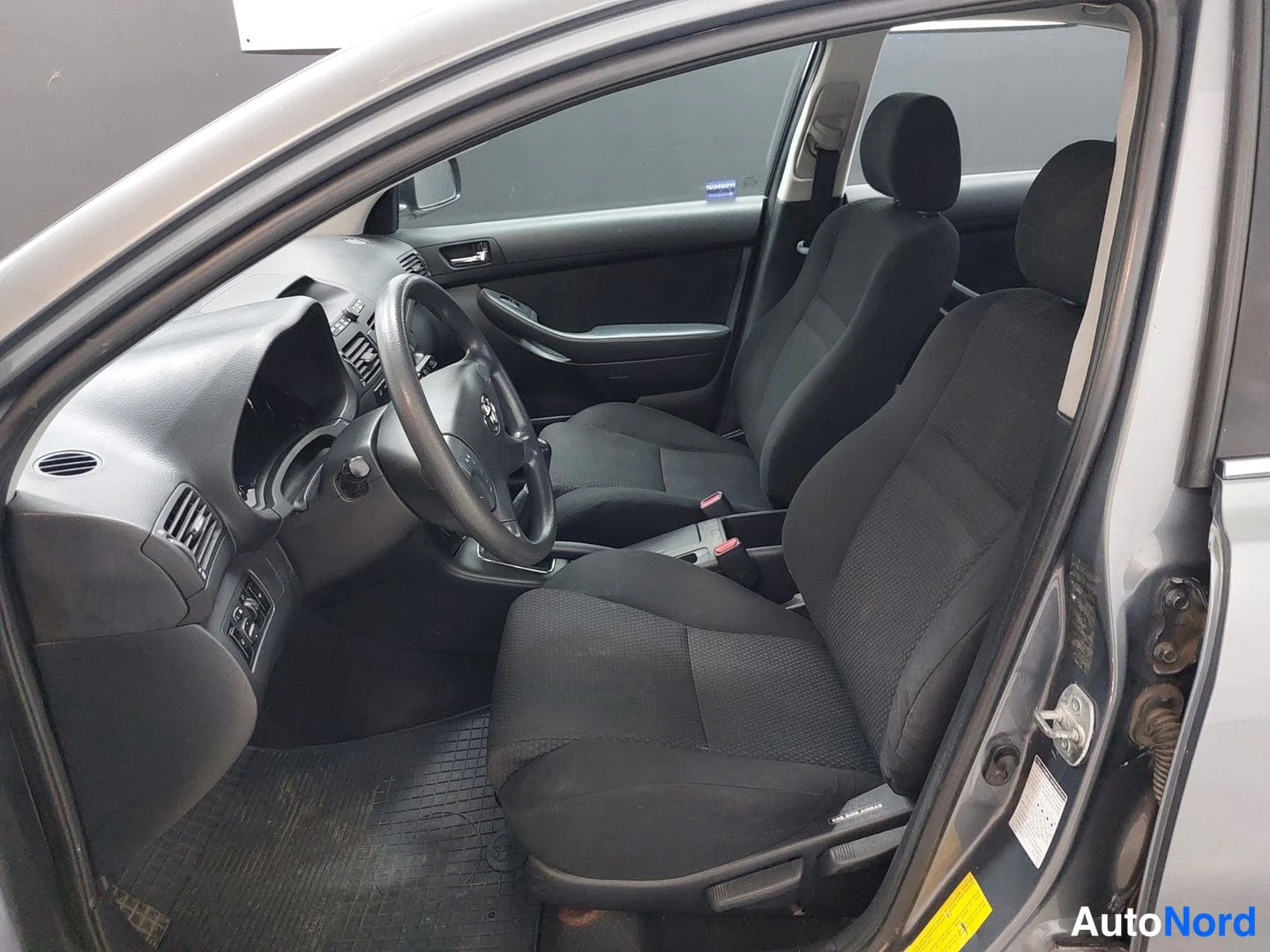 Harmaa Toyota Avensis 2005, kuva 10