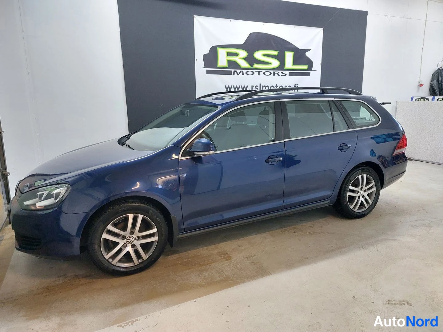 Sininen Volkswagen Golf 2010, etuviisto, keula vasemmalle, kuva 2