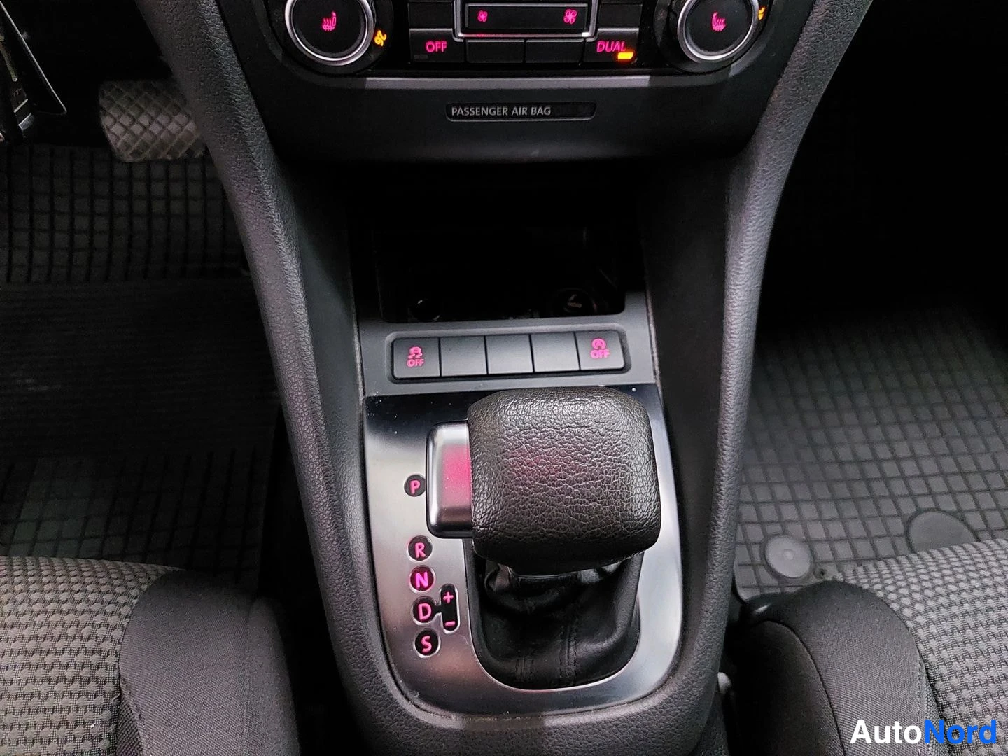 Sininen Volkswagen Golf 2010, kuva 17