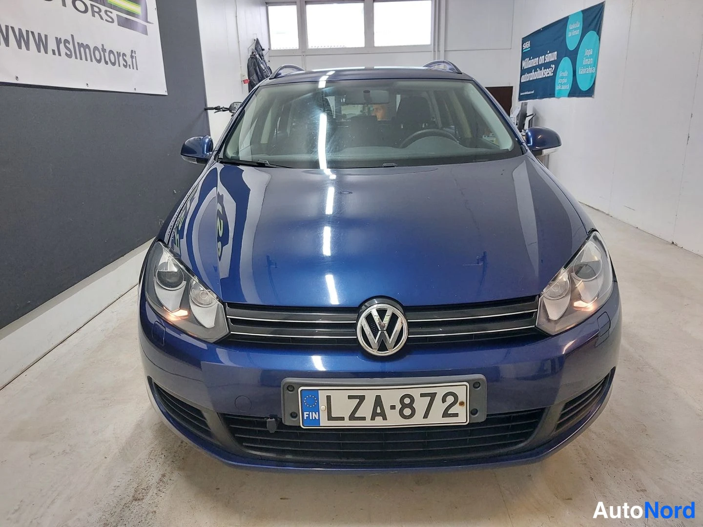 Sininen Volkswagen Golf 2010, edestä, kuva 4