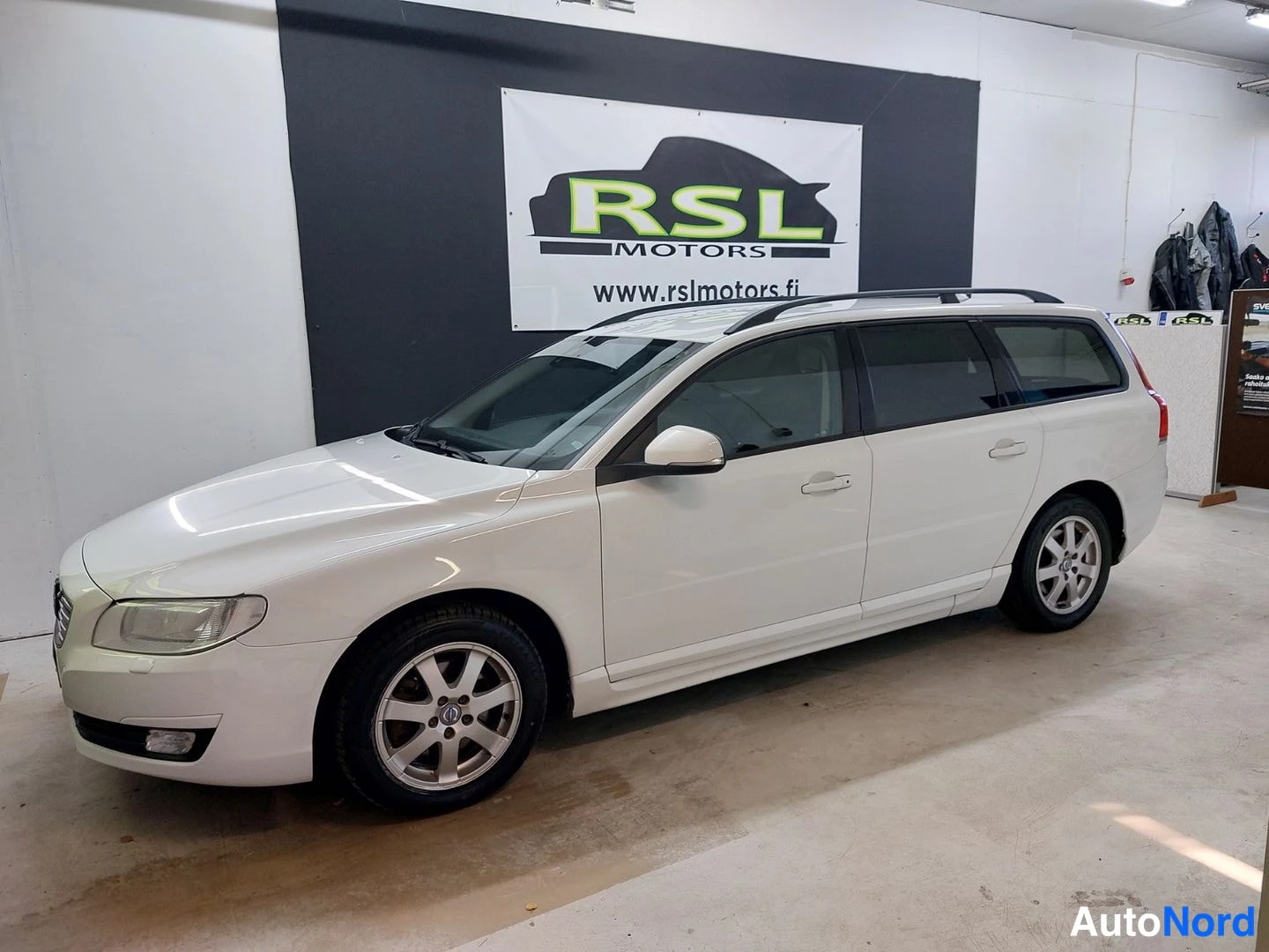 White Volvo V70 2015, front three-quarter, nose to the left, photo 2