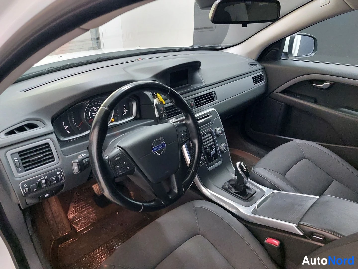 White Volvo V70 2015, photo 11