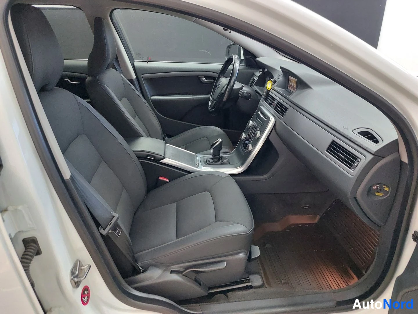 White Volvo V70 2015, photo 12