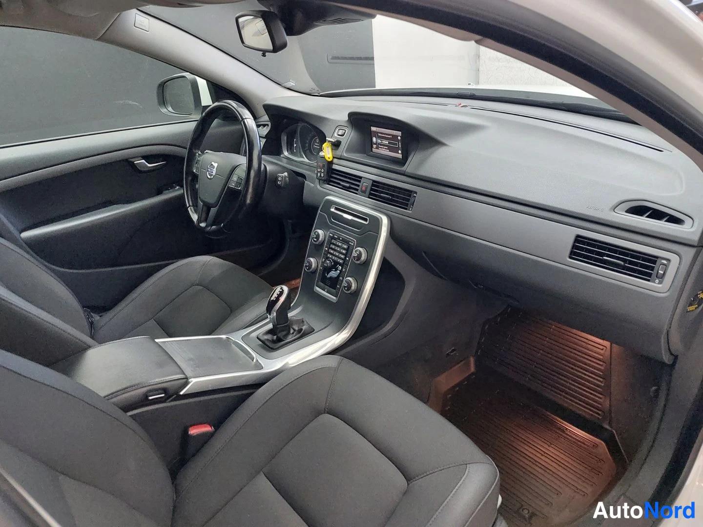 White Volvo V70 2015, photo 22