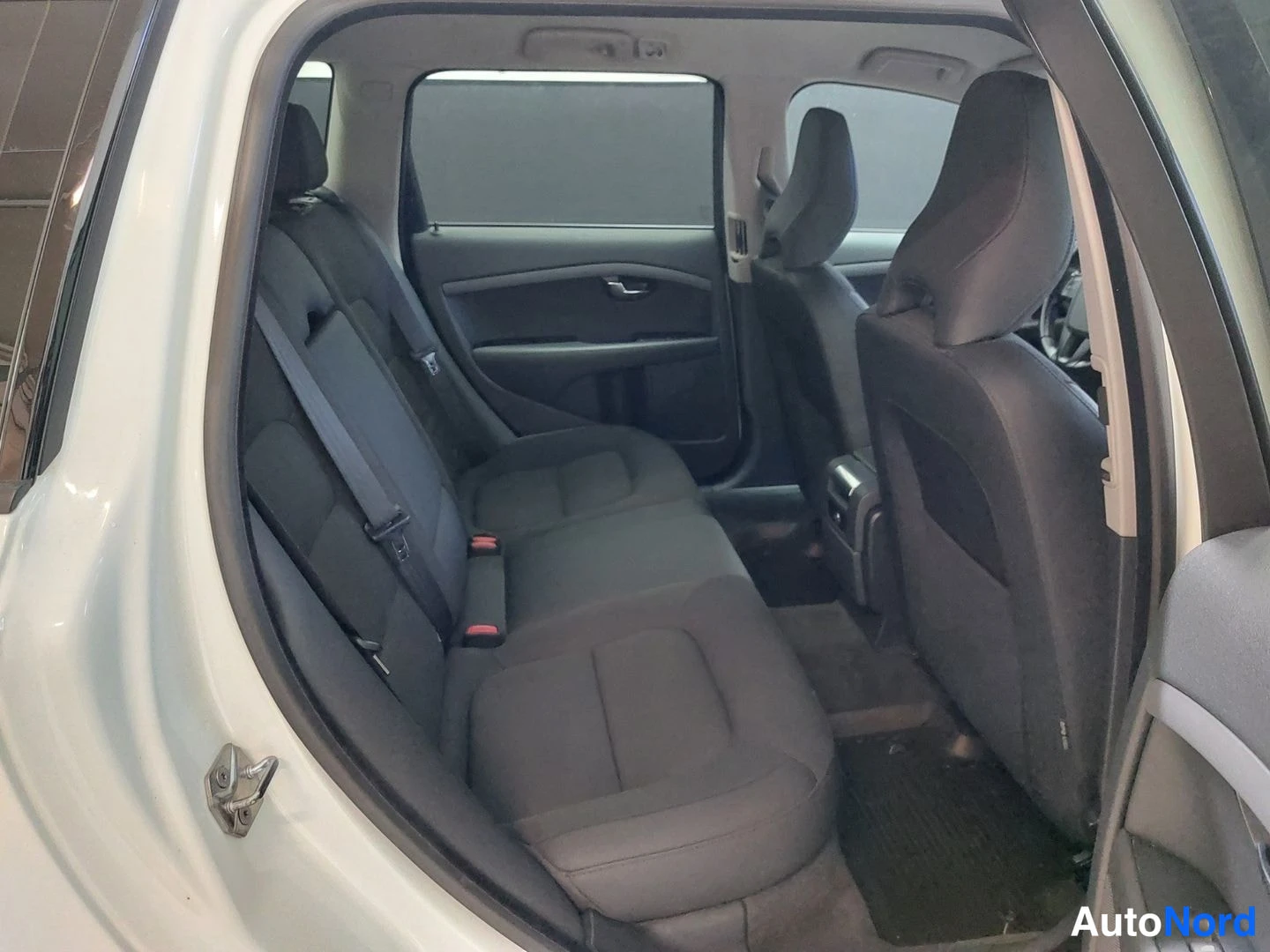 White Volvo V70 2015, photo 14