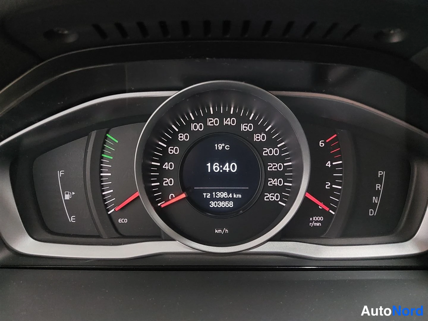 White Volvo V70 2015, photo 16