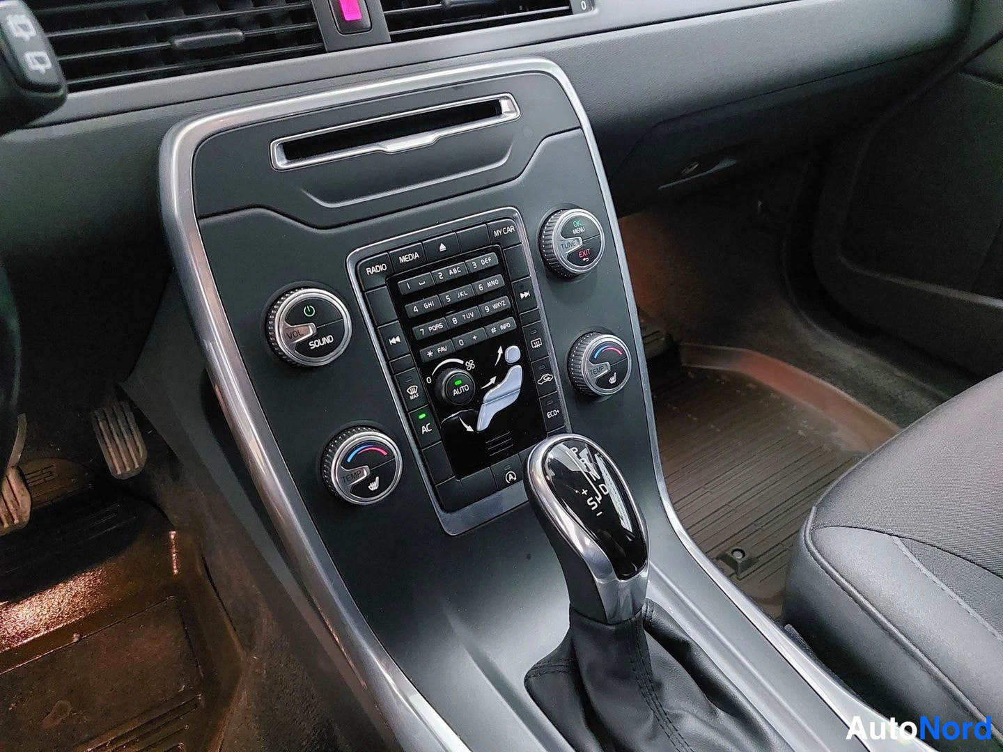 White Volvo V70 2015, photo 17