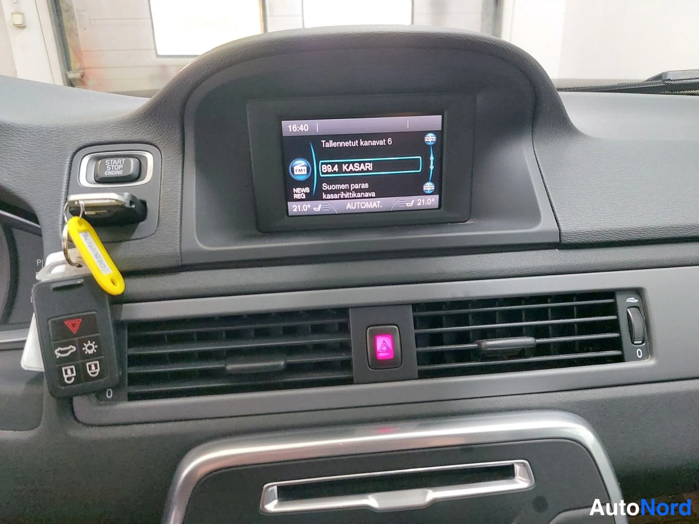 White Volvo V70 2015, photo 18