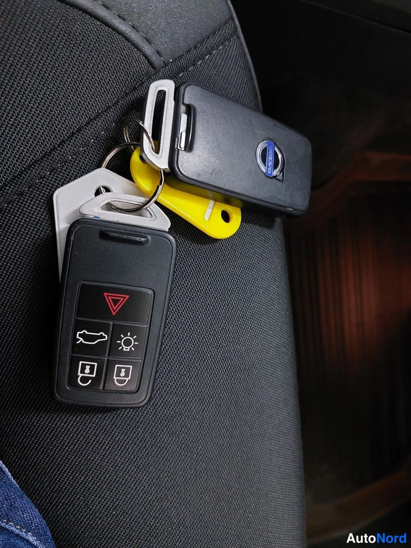 White Volvo V70 2015, photo 23