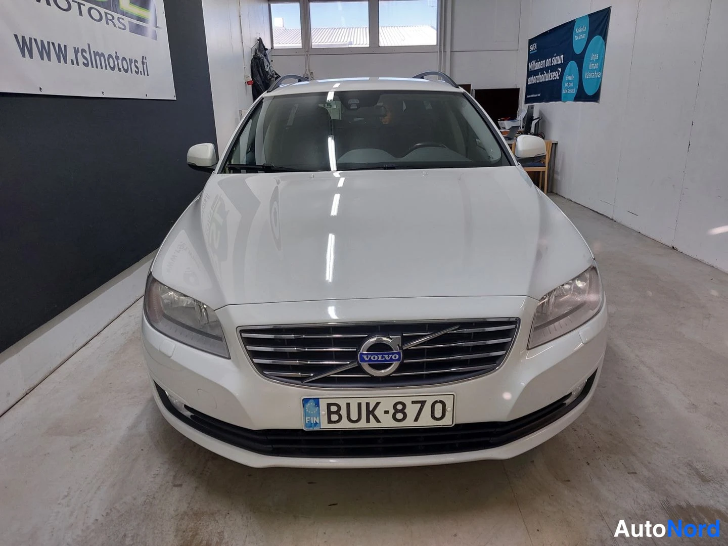 White Volvo V70 2015, front, photo 5
