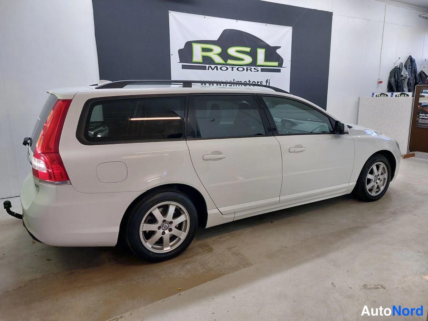 White Volvo V70 2015, front three-quarter, nose to the right, photo 4