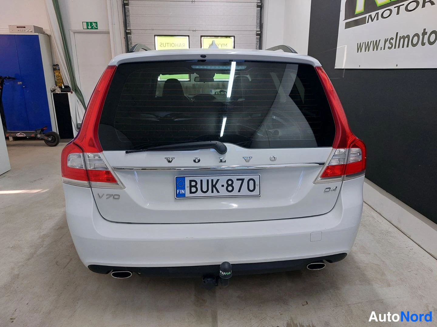 White Volvo V70 2015, rear, photo 9