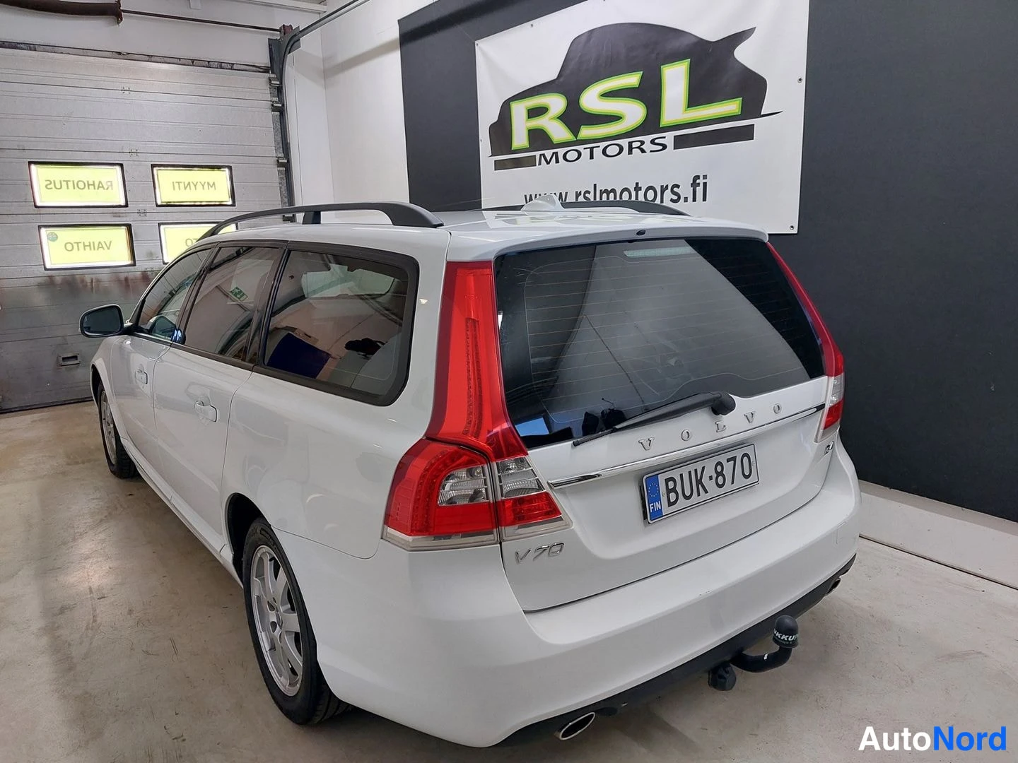 White Volvo V70 2015, rear three-quarter, photo 7