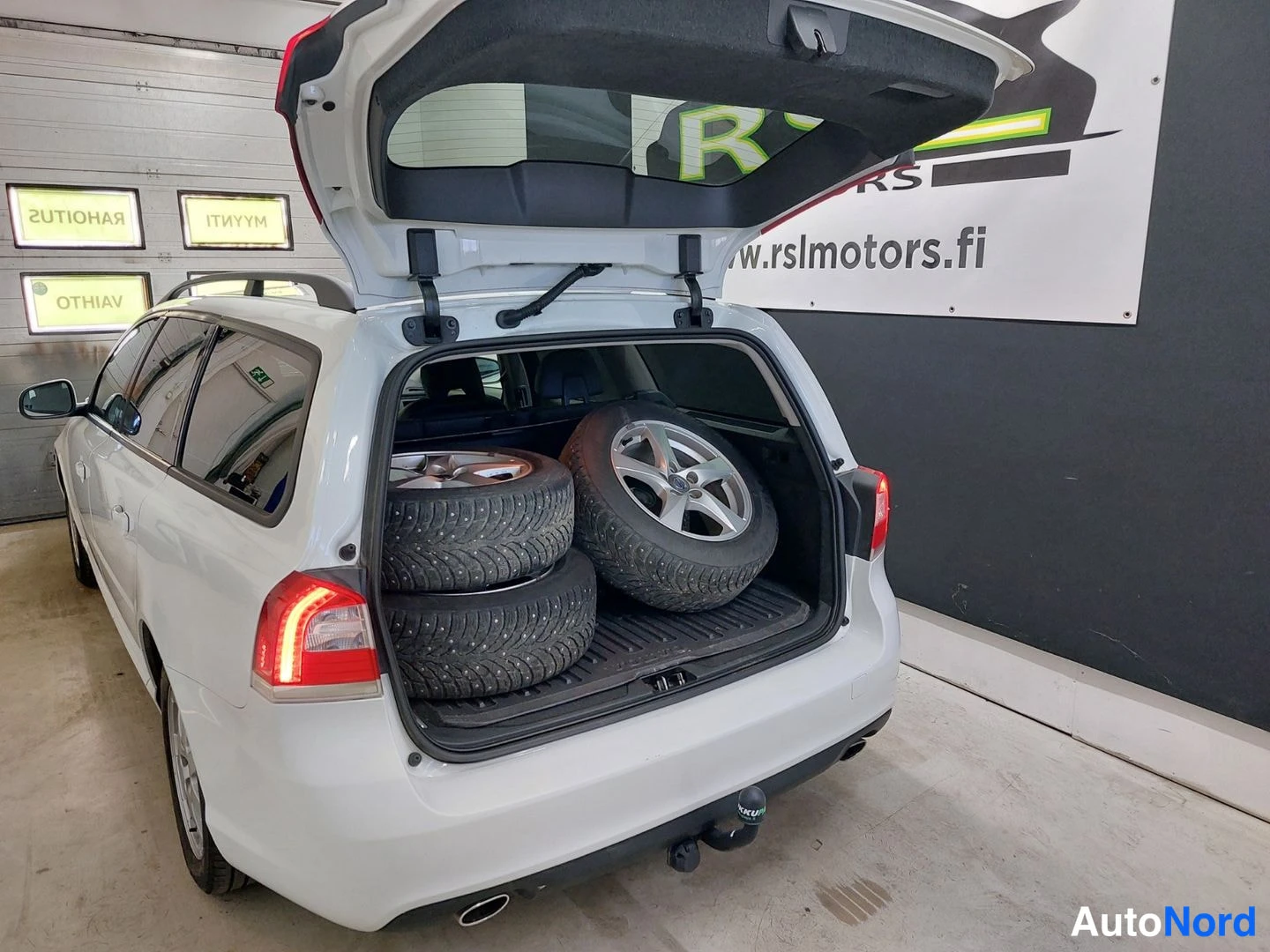 White Volvo V70 2015, rear three-quarter, photo 8